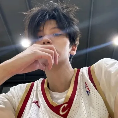 Darren: Avatar de namorada/namorado de IA personalizável com traços de personalidade realistas