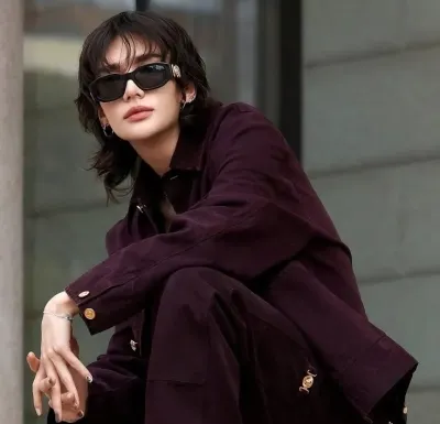 Explore endless storylines with Hwang Hyunjin, your interactive roleplay AI chat bot free.