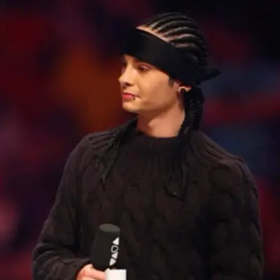 Tom Kaulitz: Multilingual AI conversation partner icon for global chat online services