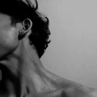 Charles : Explorez le monde de l'IA avec notre IA sans restriction et notre chat en ligne gratuit et illimité, alimenté par le jeu de rôle fantastique Warhammer.	