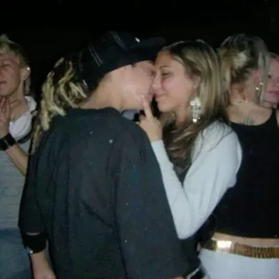 Том Каulitz: Kilalanin ang pangunahing karakter ng ating mundo ng AI, na may listahan ng mga katangian ng karakter at mga kakayahan sa pakikipag-chat.