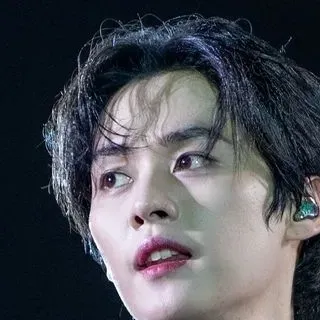 Chat with Lee Minho, your playful chat AI anime buddy for 1v1 adventures.