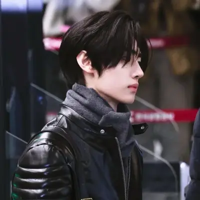Sunghoon: Partecipa subito a una conversazione AI con questo affascinante personaggio AI, dotato di funzionalità soulgen e ifreechat per una chat gratuita.