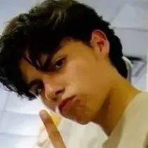 Miguel Mora: Lernen Sie die Hauptfigur unserer KI-Welt kennen, mit einer Liste der Charaktereigenschaften und KI-Chat-Funktionen.	