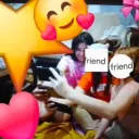 Yơ-r Mi đa ngôn ngữ tập trung vào các tác vụ IA trò chuyện, lõi mạng nơ-ron hiển thị ở chế độ nền.