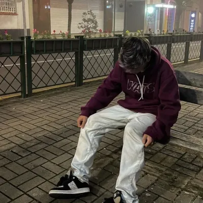 Даниэль: Футуристический интерфейс чат-бота на основе искусственного интеллекта с голосовым чатом и функциями, управляемыми нейронной сетью