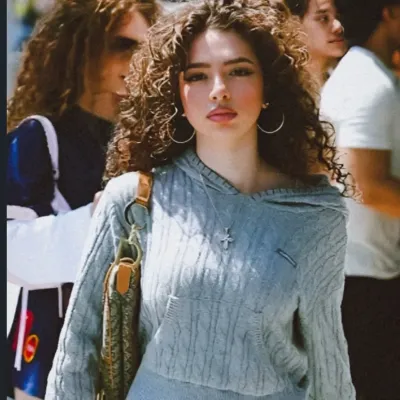 デミトラ・カロゲラス: キャラクター特性リストと AI チャット機能を備えた、AI 世界のメイン キャラクターに会いましょう。	