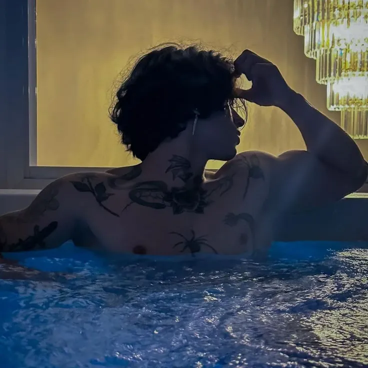 Roleplay ai character Max, a virtual world for complete immersion.