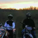 Porträt eines freundlichen KI-Chatbot-Assistenten Pitbike-Fahrer mit ausdrucksstarken Augen, die Persönlichkeitsmerkmale zur Schau stellen