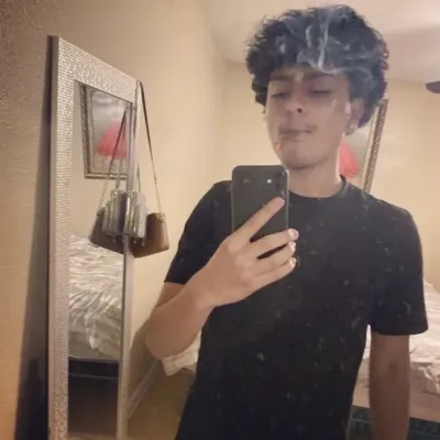 卡洛斯：DeepBrain AI伴侶肖像，用於免費線上聊天和開放對話