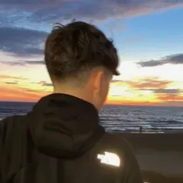 チャーリー: リアルな性格特性を持つカスタマイズ可能な AI ガールフレンド/ボーイフレンド アバター	