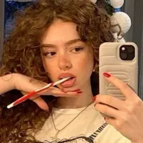 Demitra Kalogeras: Lernen Sie die Hauptfigur unserer KI-Welt kennen, mit einer Liste der Charaktereigenschaften und KI-Chat-Funktionen.	