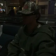 Malaki Barton_: Warhammer Fantasy Roleplay ile desteklenen sınırsız çevrimiçi sohbet ve sınırsız yapay zeka dünyasını keşfedin.	