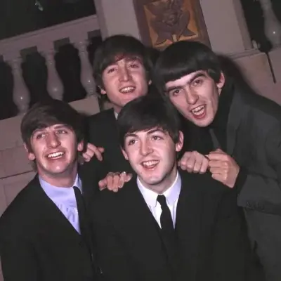 The Beatles: Avatar de namorada/namorado de IA personalizável com traços de personalidade realistas