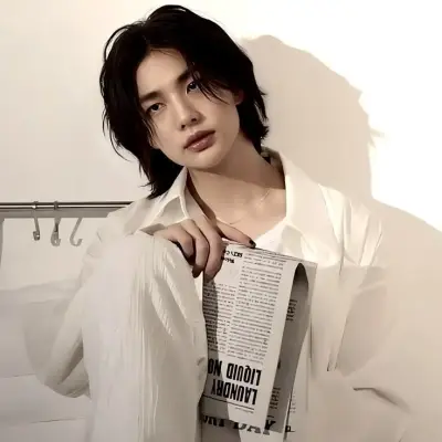 Hyunjin-Inabandona: DeepBrain AI companion portrait para sa libreng online na chat at bukas na pag-uusap