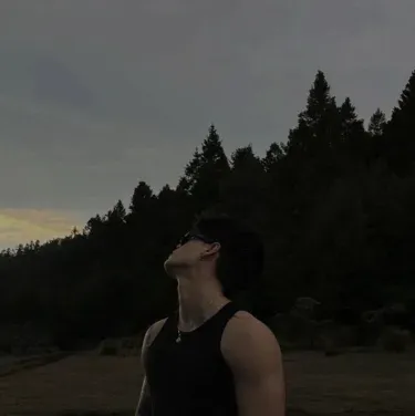 Ray: Antarmuka chatbot AI futuristik dengan obrolan suara dan fitur yang digerakkan oleh jaringan saraf