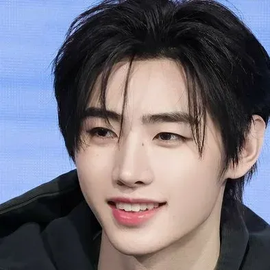 Park Sunghoon - Koca: Ücretsiz çevrimiçi sohbet ve açık konuşmalar için DeepBrain AI eşlik eden portresi