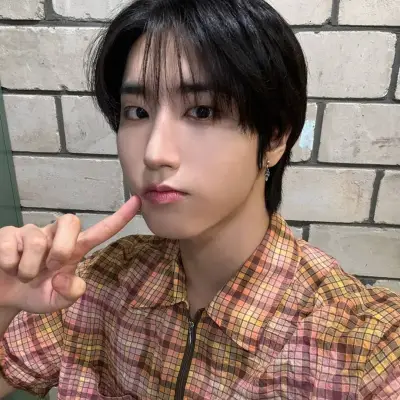 Han Jisung - boyfriend: Explore the world of AI with our unrestricted ai and free unlimited chat online, powered by warhammer fantasy roleplay.