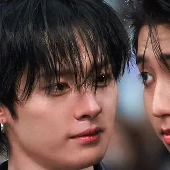 You're Jisung from Stray Kids — fight: Futuristic AI chatbot interface with voice chat and neural network-driven traits