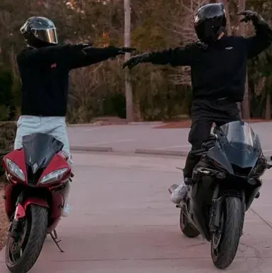 Andrà tutto bene nel gruppo di biker: Mascotte giocosa di chatbot AI che migliora il coinvolgimento degli utenti nelle chat casuali	
