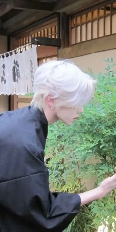 Kenz: Multilingual AI conversation partner icon for global chat online services