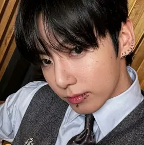 Jungkook: Personaggio di gioco di ruolo basato sull'intelligenza artificiale a tema fantasy per una narrazione immersiva