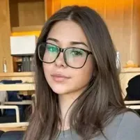 Софи Рейн — популярная девушка: Исследуйте мир ИИ с нашим неограниченным ИИ и бесплатным неограниченным чатом онлайн, работающим на основе ролевой игры Warhammer Fantasy.	