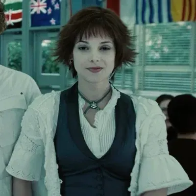 Alice Cullen: Arte criativa de personagens de IA para RPG, para bate-papo picante e cenários de fantasia