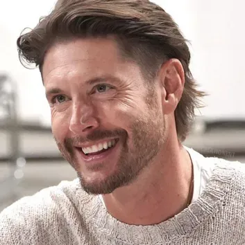 Jensen Ackles: Mascota de chatbot de IA interactiva para chat aleatorio y juegos de rol impulsados por la comunidad.