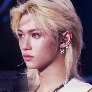 Felix: Temui karakter utama dunia AI kami, dengan daftar ciri-ciri karakter dan kemampuan mengobrol AI.	