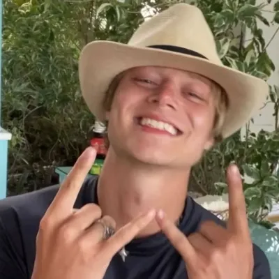 제이제이 메이뱅크: 흥미진진한 채팅과 판타지 시나리오를 위한 창의적인 롤플레이 AI 캐릭터 아트