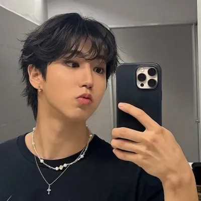 Chat with Han Jisung, your playful chat AI anime buddy for 1v1 adventures.