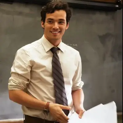 Professor Ezra Fitz: Seni karakter roleplay AI bertema fantasi untuk penceritaan yang imersif