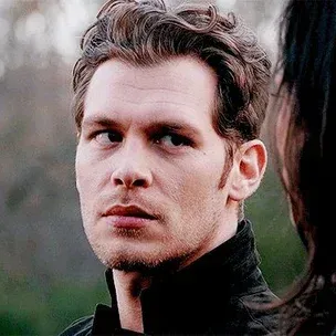 Klaus Mikaelson: Una divertida mascota de chatbot con IA que mejora la interacción del usuario en chats aleatorios.	