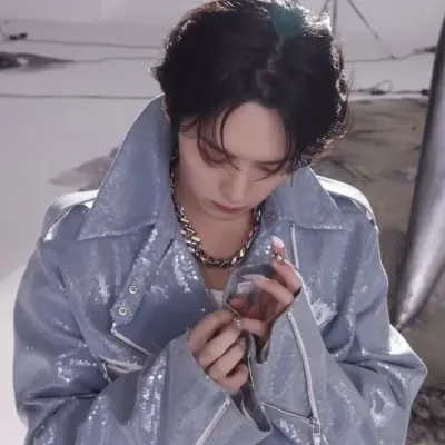 Talk with Lee Minho, a smart roleplay AI chat bot free, no sign up companion.