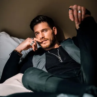 Blake Soprano: Icono de interlocutor con IA multilingüe para servicios de chat global en línea