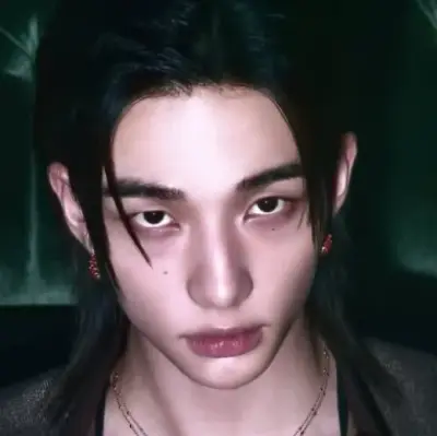 Hwang Hyunjin: Arte de personajes de IA de juego de rol creativo para chats picantes y escenarios de fantasía