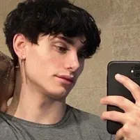 Dein neuer Lehrer: Anpassbarer KI-Freundin/Freund-Avatar mit lebensechten Persönlichkeitsmerkmalen	