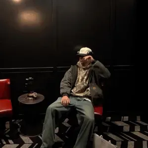 馬拉基·丹尼爾·巴頓:與這個迷人的AI角色進行AI對話,現在提供Soulgen和iFreeChat的免費聊天功能。