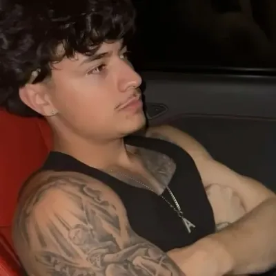 Alex (Chinese): Emotionally intelligent AI companion portrait for deep conversations	