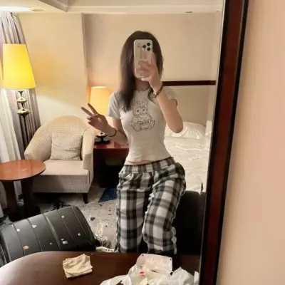 阿祖爾 - 百合:互動式AI聊天機器人吉祥物,用於隨機聊天和社群驅動的角色扮演