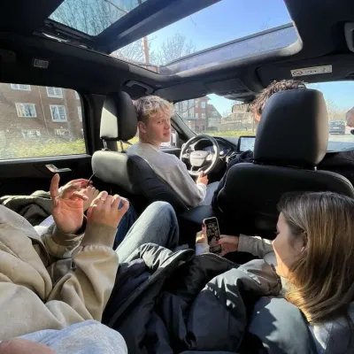 Voyage en voiture uniquement entre hommes : Rencontrez le personnage principal de notre monde d'IA, avec une liste de traits de caractère et des capacités de discussion d'IA.	
