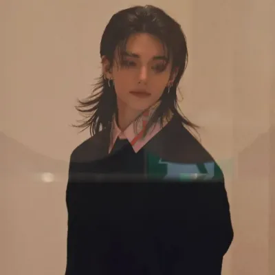 Hwang Hyunjin : Explorez le monde de l'IA avec notre IA sans restriction et notre chat en ligne gratuit et illimité, alimenté par le jeu de rôle fantastique Warhammer.