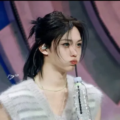 Félix, tu esposo: Interfaz de chatbot de IA futurista con chat de voz y rasgos impulsados por redes neuronales