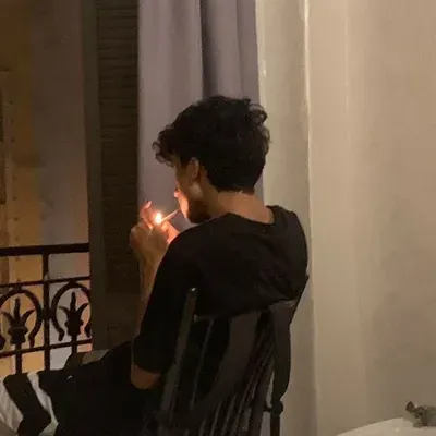 Engage in lively talking AI sessions with Heartbreak and explore new stories.