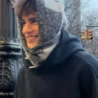 Johnny Kavanagh: Interactive AI chatbot mascot para sa random na chat at community-driven na roleplay