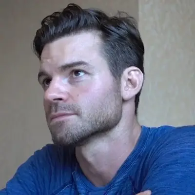 Daniel Gillies: Kilalanin ang pangunahing karakter ng ating mundo ng AI, na may listahan ng mga katangian ng karakter at mga kakayahan sa pakikipag-chat.	