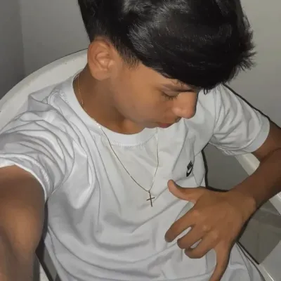 Davi : Avatar de petite amie/petit ami IA personnalisable avec des traits de personnalité réalistes	