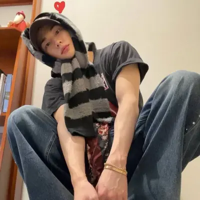 Hyunjin : portrait d'accompagnement DeepBrain AI pour le chat en ligne gratuit et les conversations ouvertes