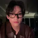 Multilingual Kim Taehyung focusing on chat IA tasks, neural network core visible in background.
